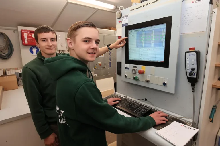 Jan Felix M&uuml;mken zeigt Till Kattenbusch die Programmierung der CNC-Maschine. Traumberufe Tischler 2026
