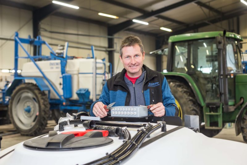 Geschäftsführer Christian Pieper überprüft die Elektronik an einem Tank für Pflanzenschutzmittel