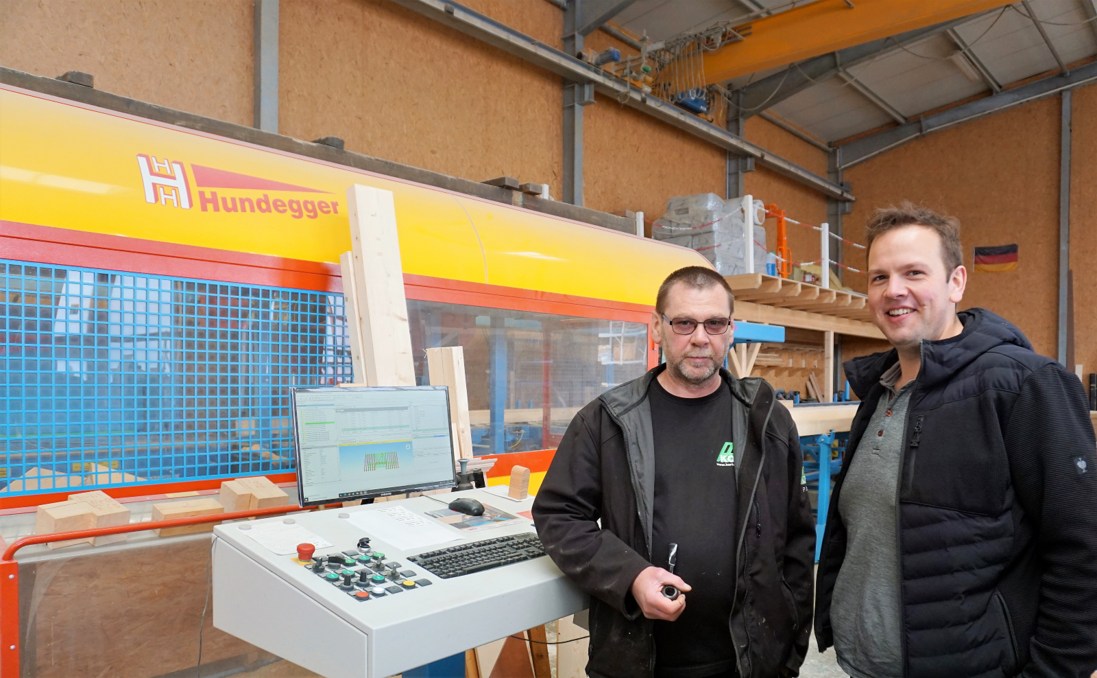 Manuel Korte (rechts) mit einem Mitarbeiter an der riesigen CNC-Fräsmaschine