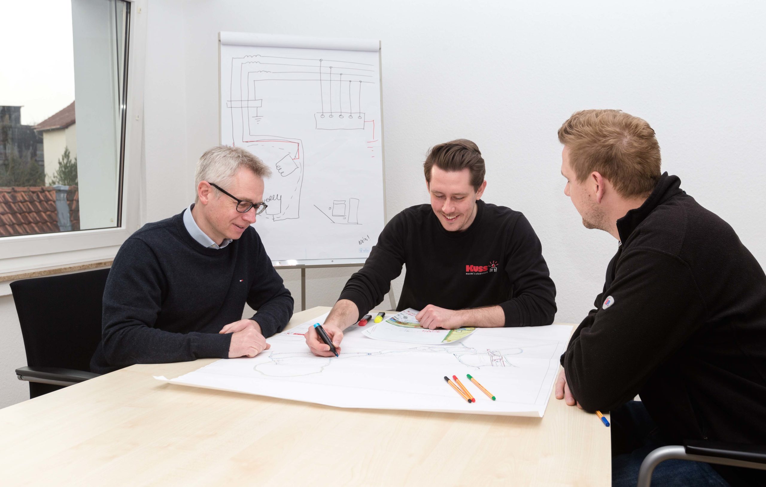 Inhaber Thomas Kuss (links), Projektleiter Pascal Macha (Mitte) und Ausbildungsleiter Lars Kleinert bei einer Besprechung in den KUSS-Geschäftsräumen in der Thomästraße in Soest.