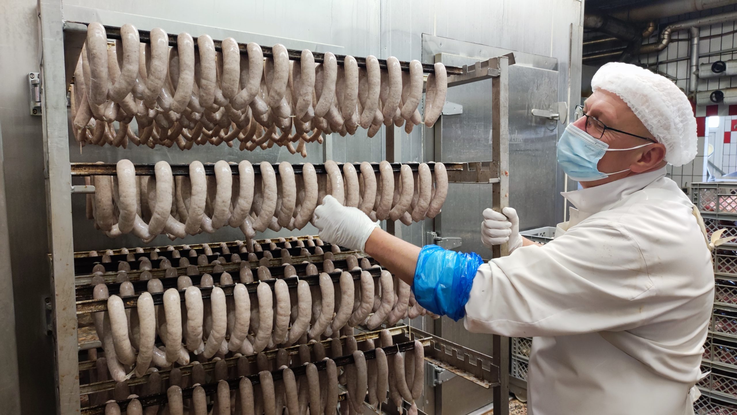 Im Beruf des Fleischers dreht sich vieles um die Wurst. Das Fleisch kommt dabei von Tieren aus der Region. Fotos: Cordes