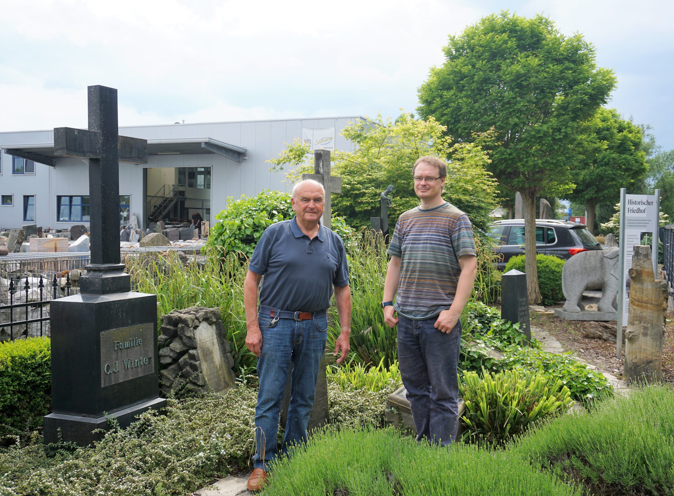 Hans und Christoph Determann auf dem hauseigenen historischen Friedhof. (Foto: Peter Körtling)