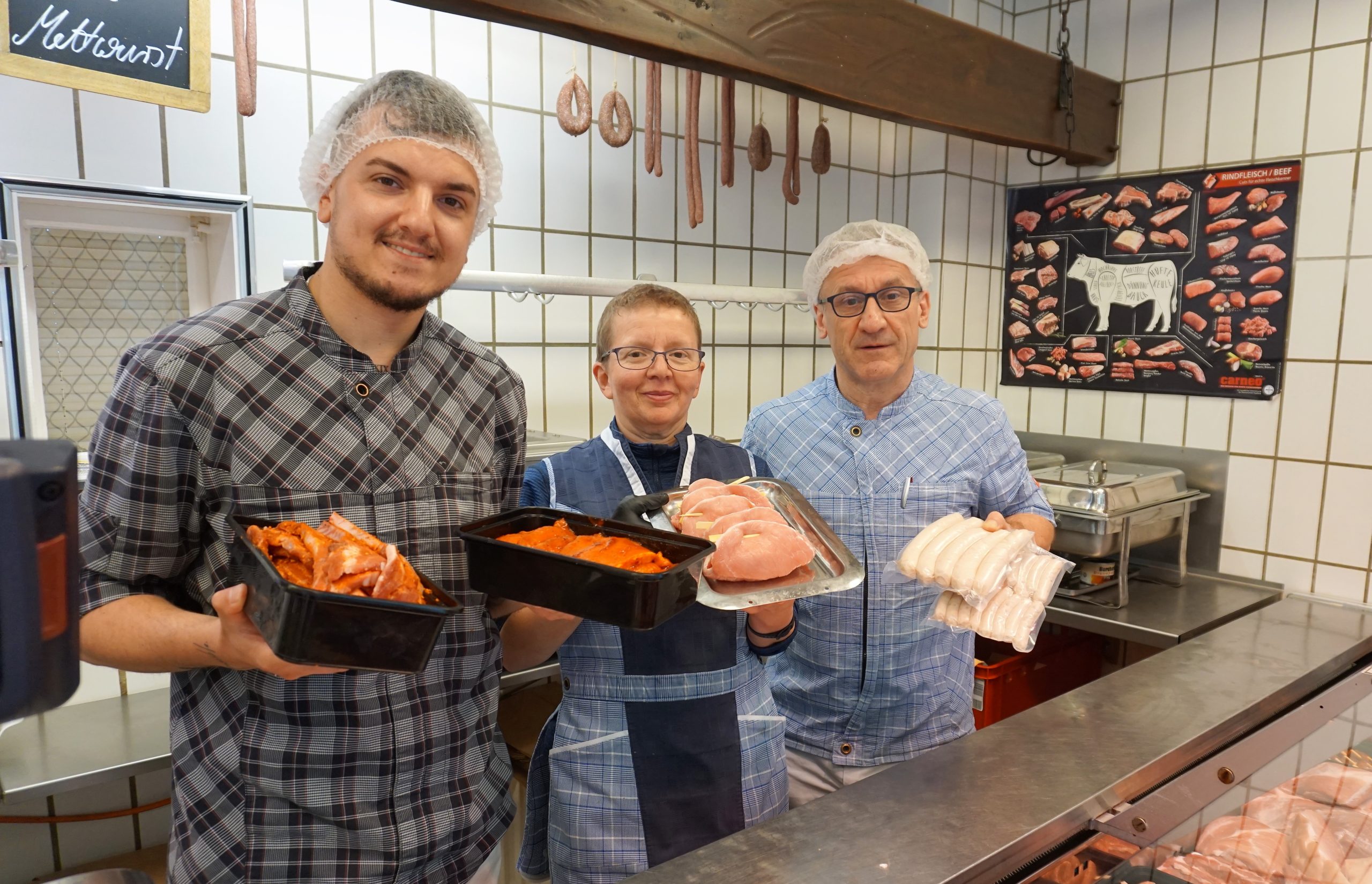 In der Landfleischerei Engel in Rhynern hat Fleischermeister Roland Schulz (rechts) hohe Qualitätsansprüche an ihre Produktpalette