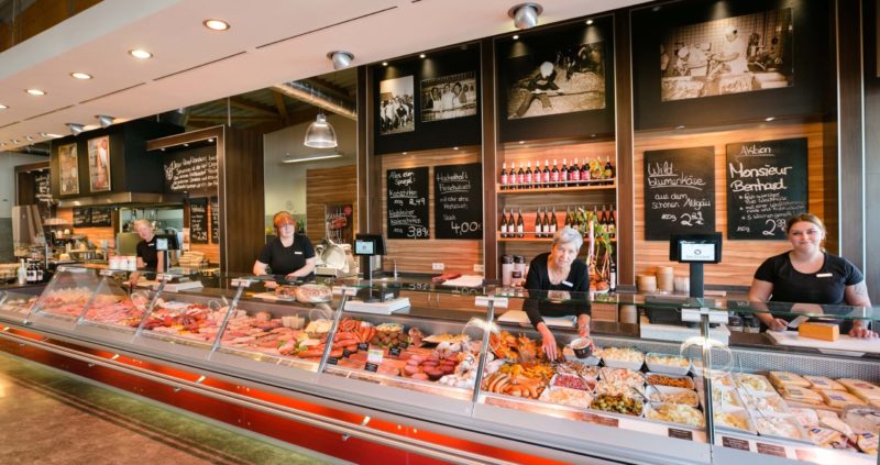 Von Käse und hausgemachten Salate über Wurst- und Fleischspezialitäten bis hin zum Mittagstisch: Die Theke der Fleischerei Hackethal in der Genusswerkstatt in Werl lässt keine Wünsche offen.