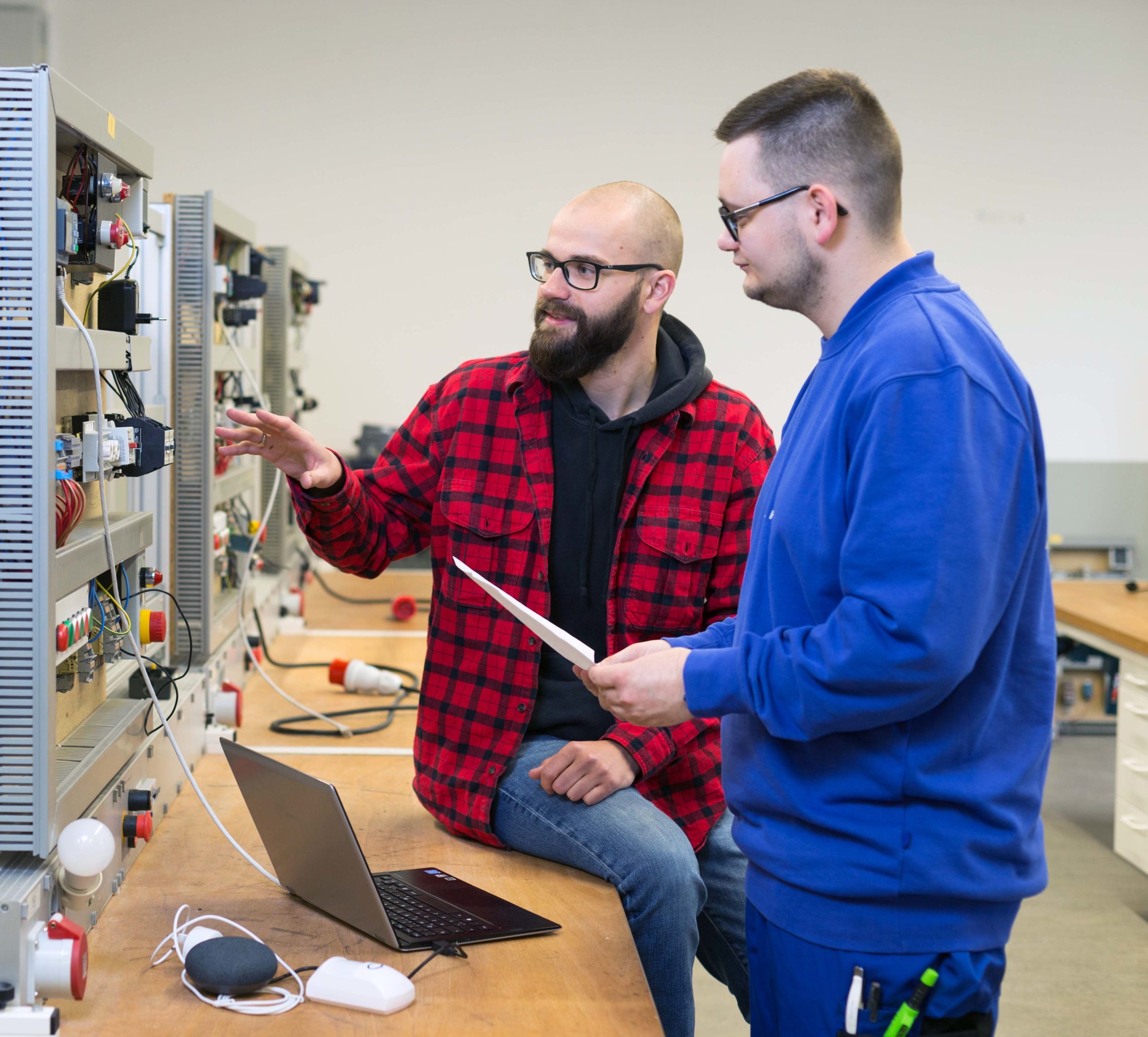 Elektroniker-Azubi Tobias Hein freut sich über die Tipps von Elektro-Ingenieur Dr. Joachim Opitz, der am Börde-Berufskolleg den Nachwuchs unterrichtet.