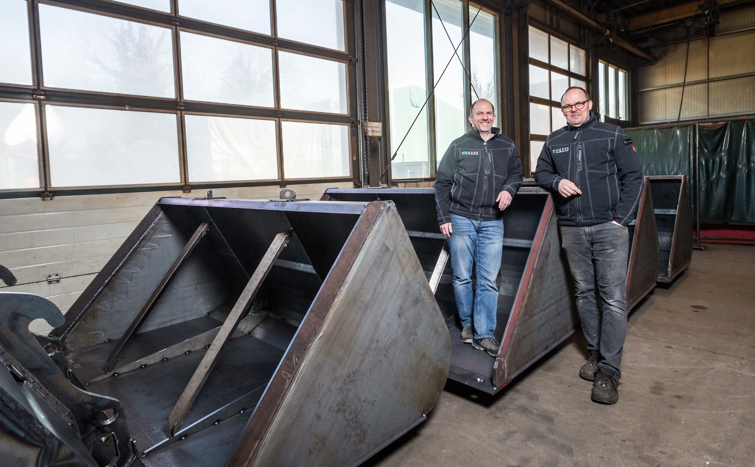 Geschäftsführer Markus Hesse (links) und Betriebsleiter Markus Sträter mit einigen der Schaufeln, die in dem Unternehmen in Bad Sassendorf produziert werden.
