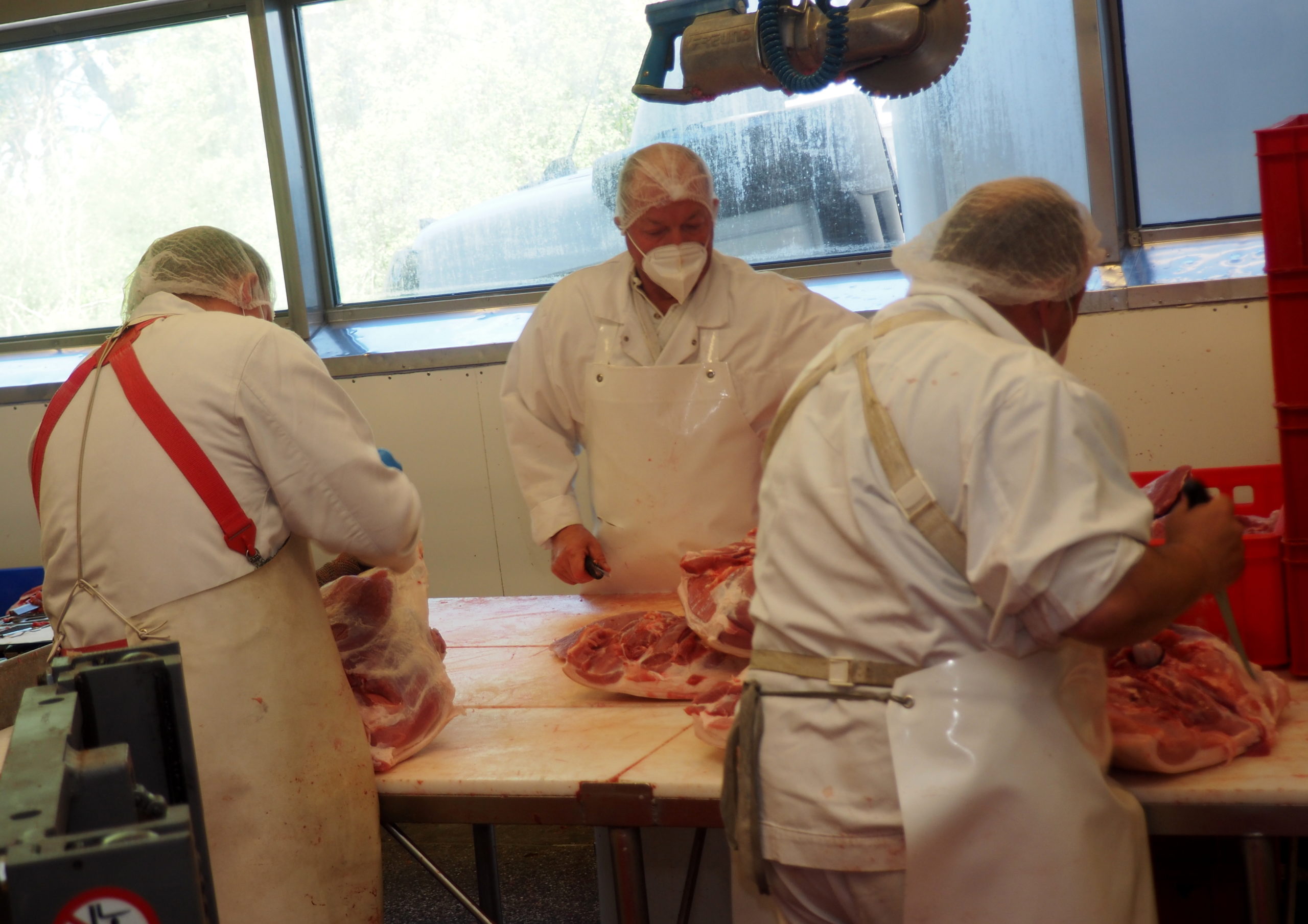 In der Zerlegung wird das angelieferte Fleisch für seinen weiteren Verwendungszweck vorbereitet. – Foto: Starb