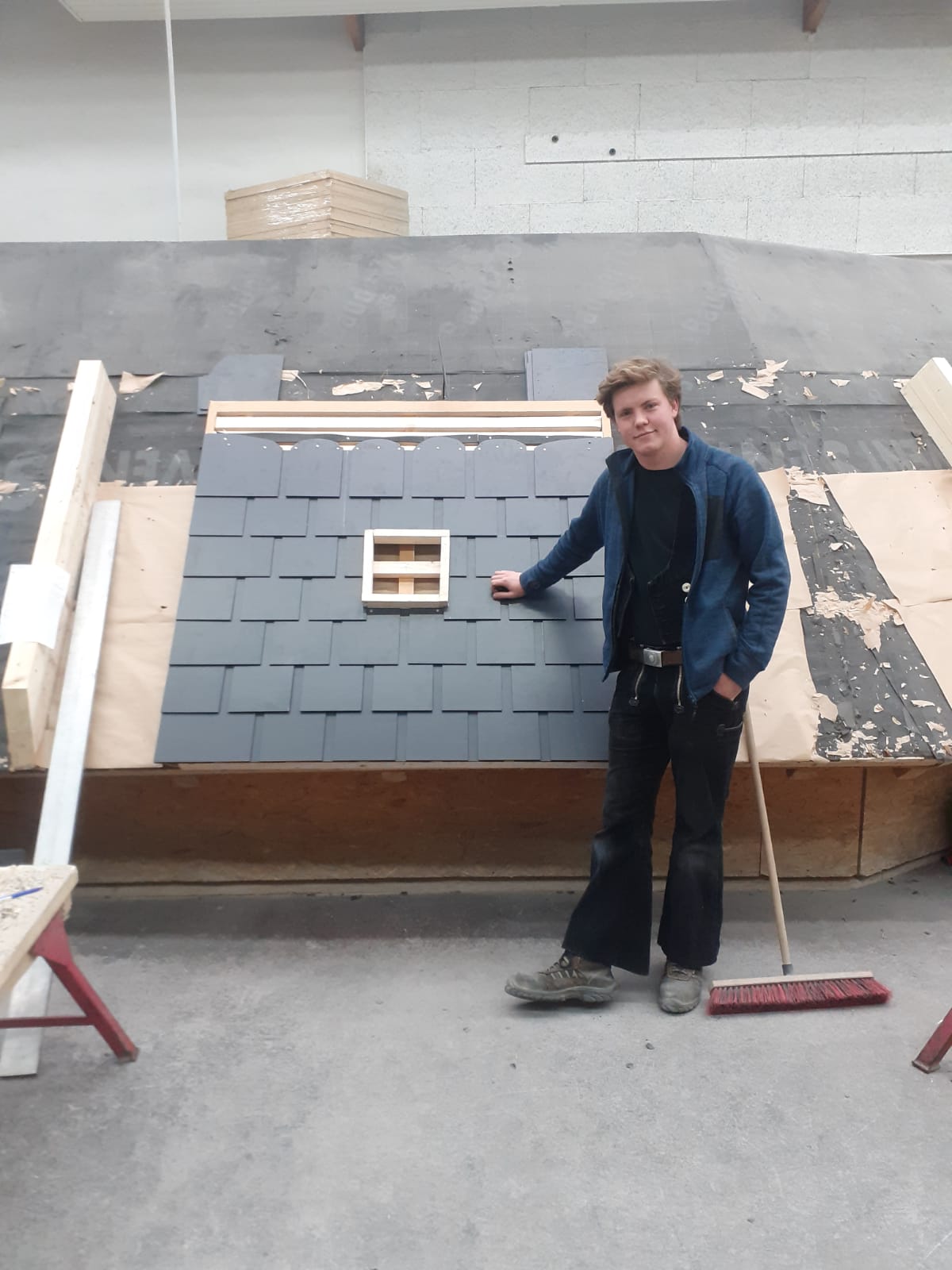 Für Auszubildende im Dachdeckerhandwerk geht es oft hoch hinaus. Für dieses Foto bleibt der Auszubildende Paul Rösen allerdings auf festem Boden. 