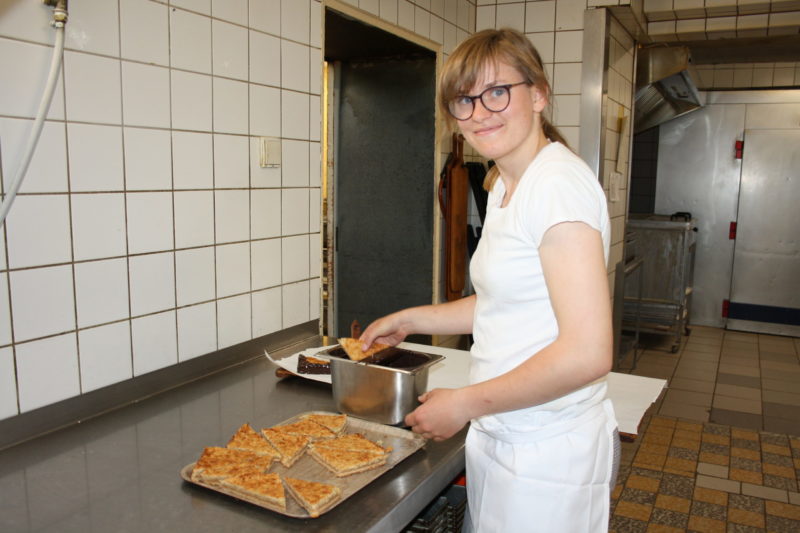 Die 18-jährige Angela entschied sich nach einem Praktikum zur Ausbildungsbildung als Bäckerin. 