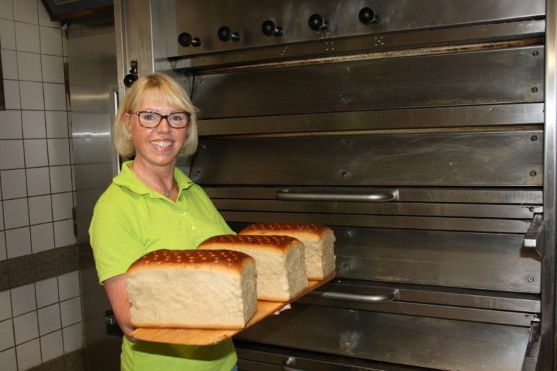 Bäckermeisterin Annette Rüsing liebt den Duft der frischen Brotlaibe