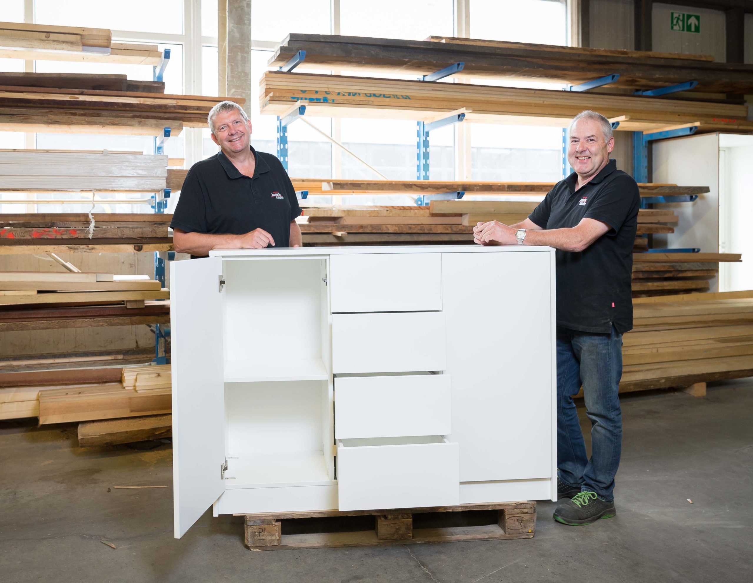 Individuelle, maßgefertigte Möbel gehören zum Leistungsspektrum des Wickeder Tischlereibetriebs von Frank Beierle (links) und Stephan Kauke.
