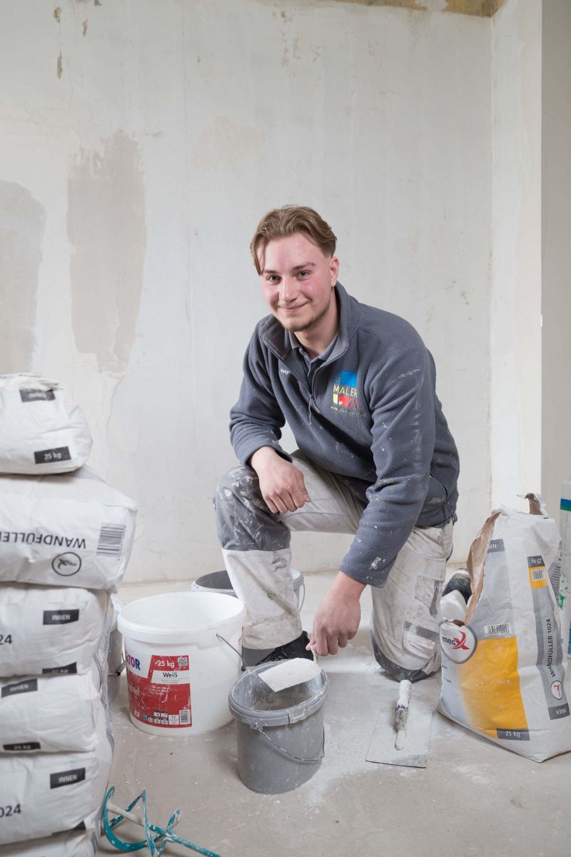 Brian Volgmann stellt die benötigte Menge Putz auf einer Baustelle selbst her - Traumberufe Maler und Lackierer 2023
