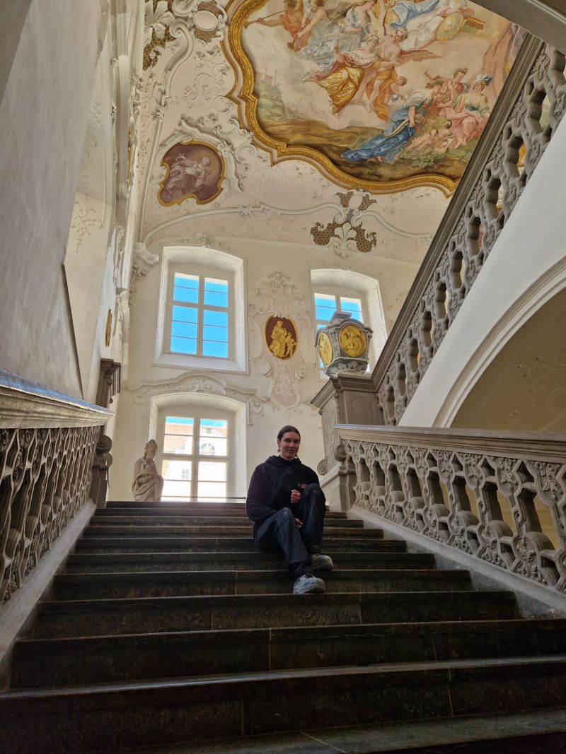 Yasmin Heinze restauriert die Innenräume im Schloss Ellwangen in Bayern - Traumberufe Maler und Lackierer 2023