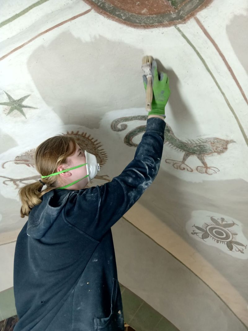 Restaurierung eines mittelalterlichen bemalten Gewölbes - Traumberufe Maler und Lackierer 2023
