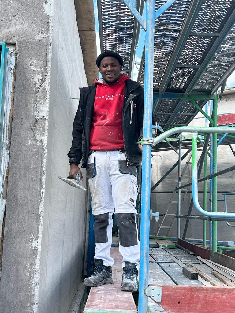 Mamadou Diallo restauriert die Fassade einer denkmalgeschützten Berufsschule in Köln - Traumberufe Maler und Lackierer 2023