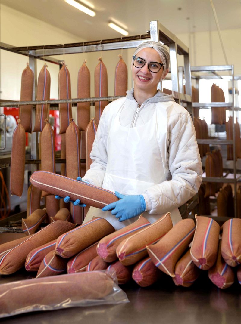 Alexandra Apetroaei bereitet die Salami für die Kommissionierung vor - Traumberufe Fleischer und Fachverkäufer 2023