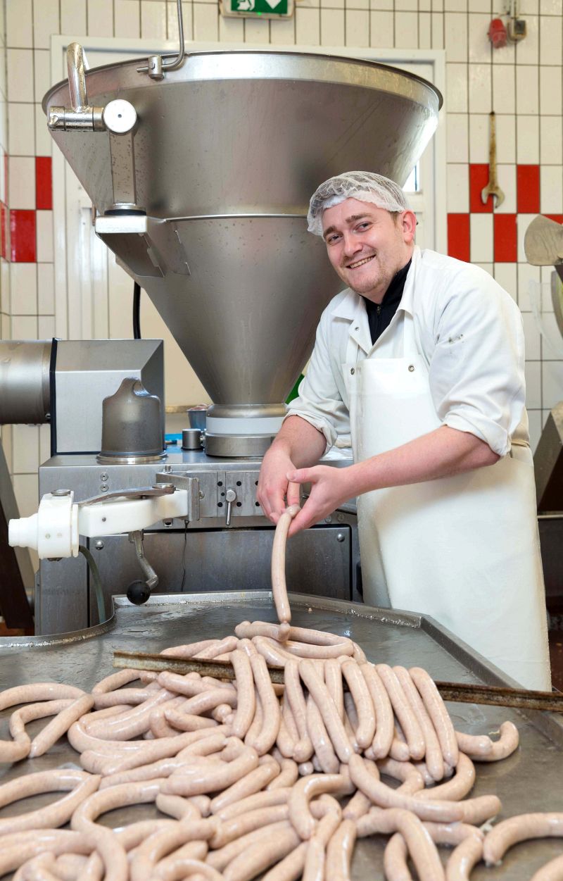 Eduard Sterkel dreht die Bratwürste frisch ab - Traumberufe Fleischer und Fachverkäufer 2023