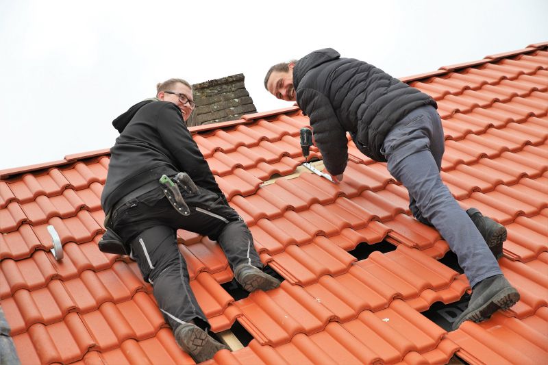 Azubi Sam Schoppe mit seinem Chef, Dachdeckermeister Sebastian Kroll auf einem Dach - Traumberufe Dachdecker 2023