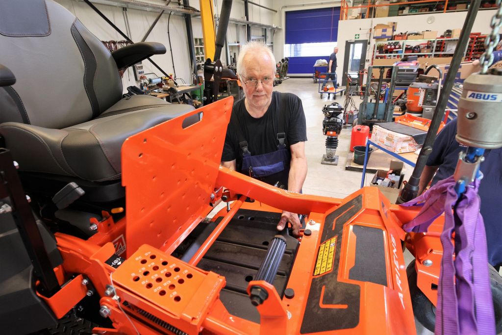 Tim Schulte wartet eine Landmaschine - Traumberufe Land- und Baumaschinenmechatroniker 2023