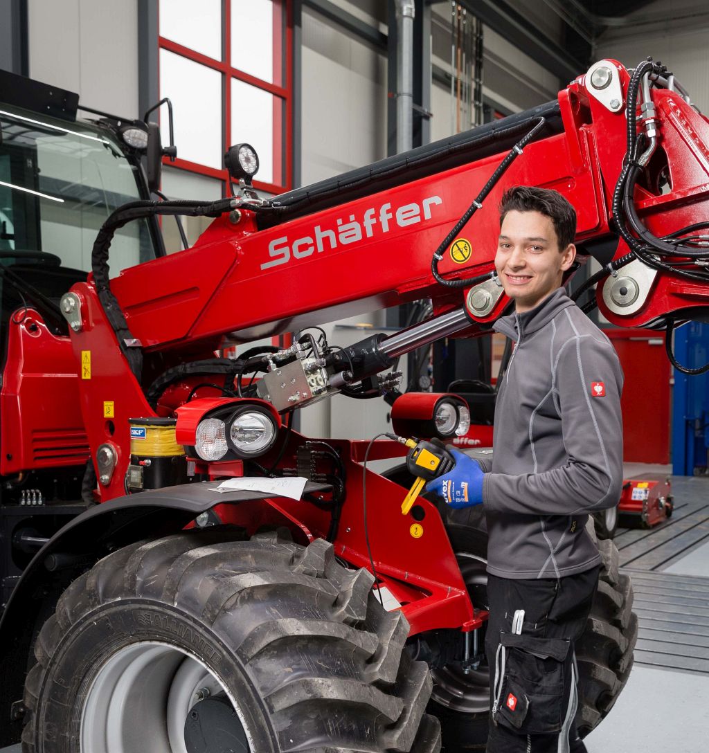 Dominik Schacht überprüft den Durchfluss eines Schlauchs - Traumberufe Land- und Baumaschinenmechatroniker 2023