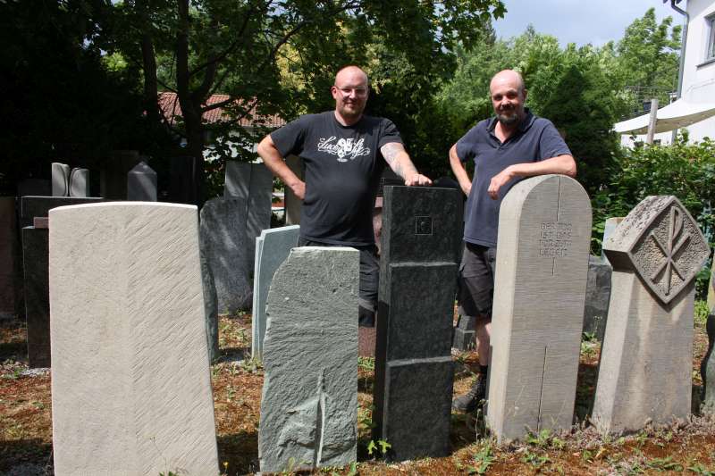 Johannes und Moritz Düchting erstellen und bearbeiten individuelle Grabmaler - Traumberufe Steinmetz 2023