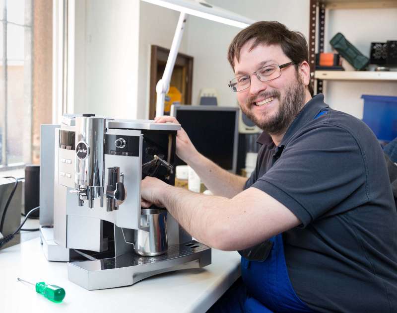 Eric Eckmann repariert ein Kaffeevollautomat - Traumberufe Elektroniker und Informationselektroniker 2023