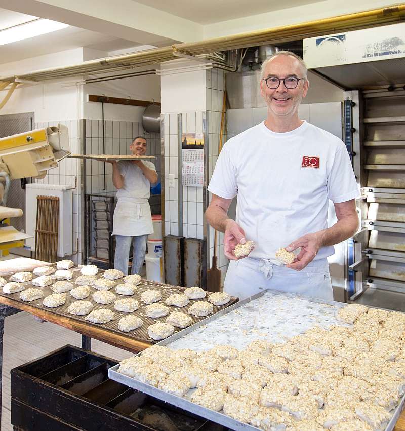 Michael Muckhoff bereitet ein Blech mit Körnerbrötchen vor - Traumberufe Bäcker, Konditor und Fachverkäufer im Lebensmittelhandwerk 2023