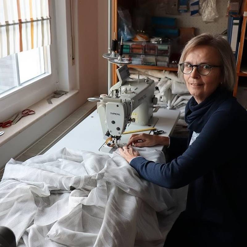 Raum und Textil in Rhynern, Stephan Tillmann: Brigitte Böhmer an der Nähmaschine. Foto: Tillmann