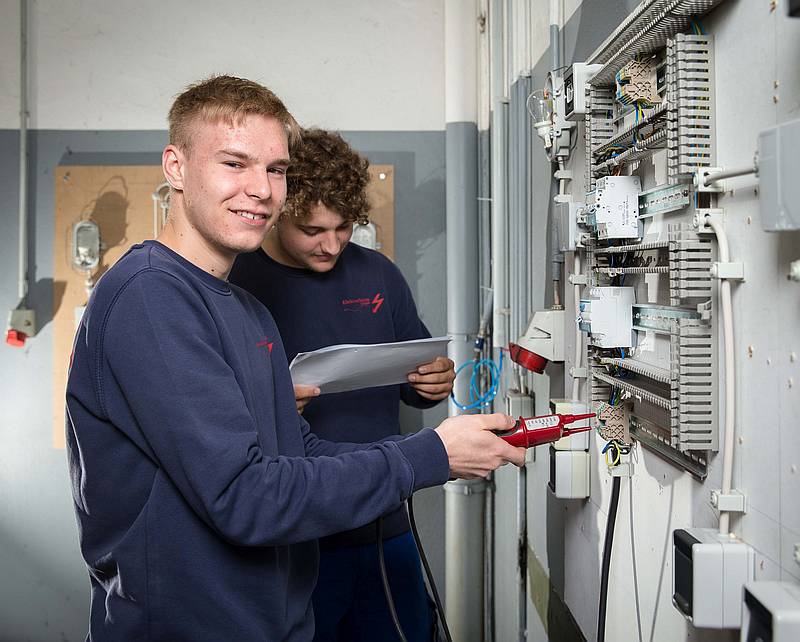 Prüfen von Spannung im Schaltkreis - Ausbildung zum Elektroniker 2024