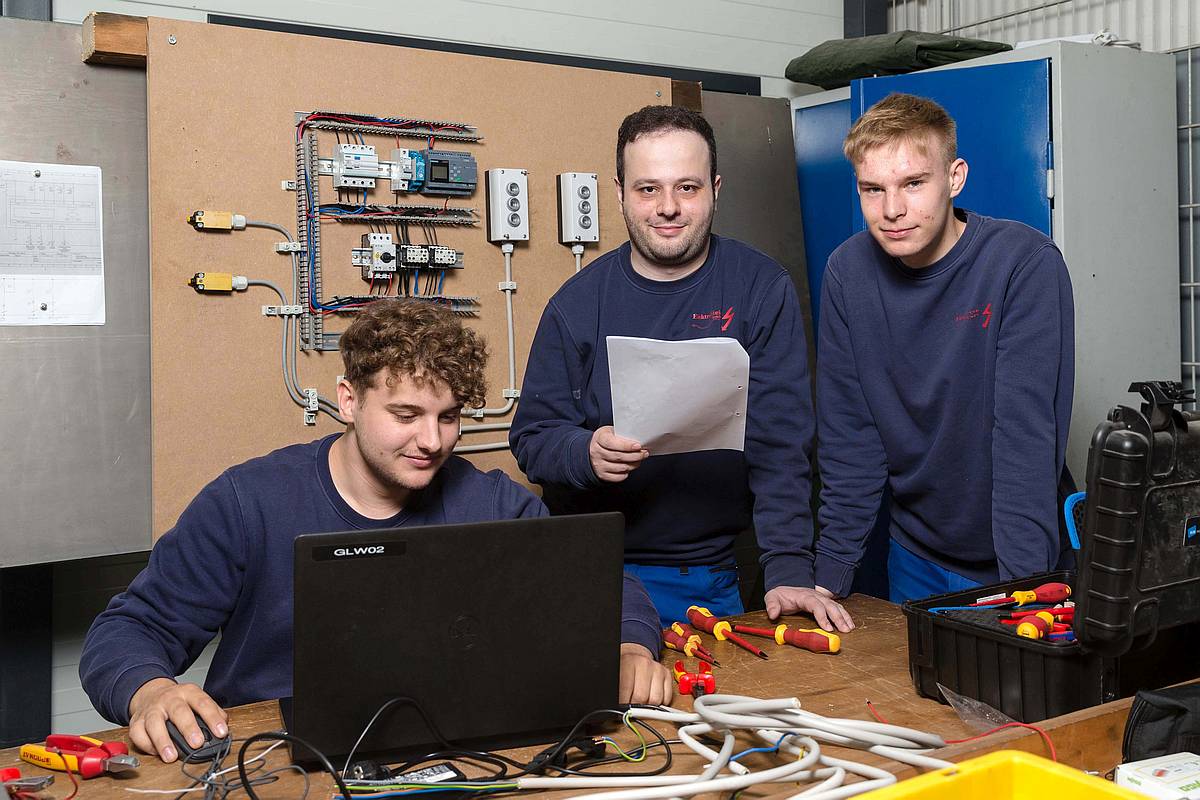 Azubis in der Gemeinschafts-Lehrwerkstatt Arnsberg - Ausbildung zum Elektroniker 2024