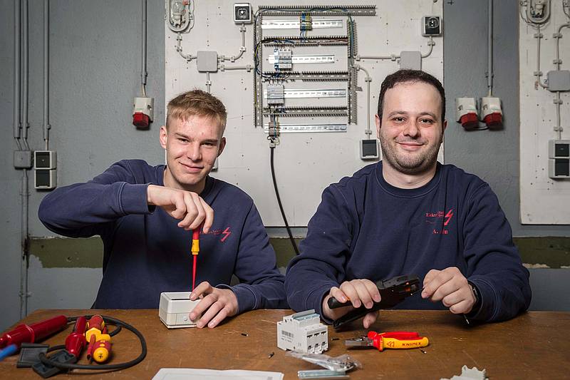 Elektroniker-Azubis am Arbeitstisch - Ausbildung zum Elektroniker 2024