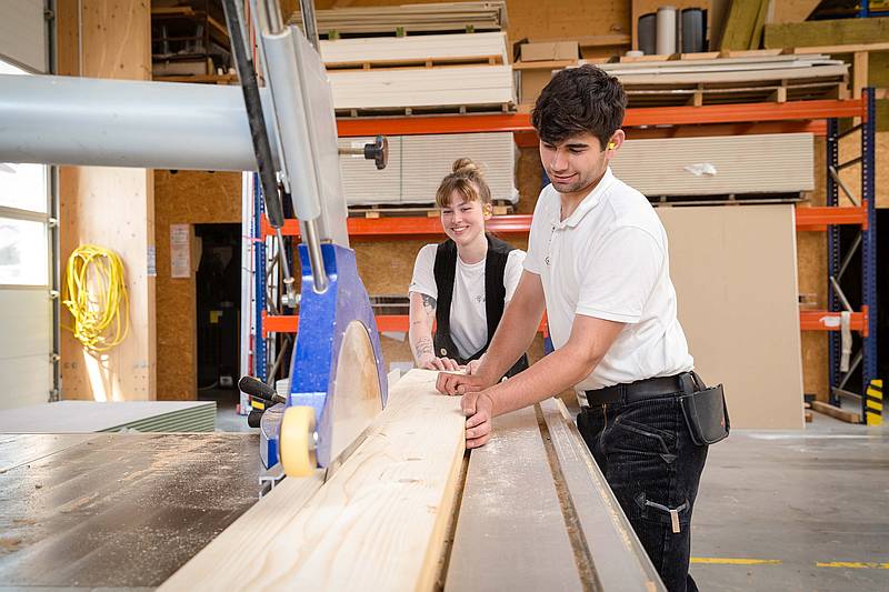 Teamwork beim Sägen - Ausbildung zum Zimmerer 2024