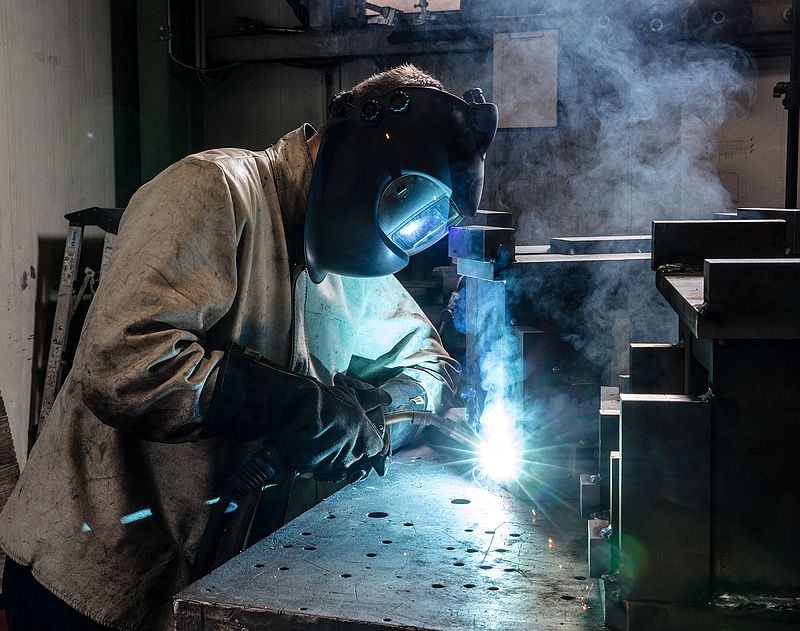 In der Betriebswerkstatt in Ostinghausen - Ausbildung Metallbauer und Feinwerkmechaniker 2024