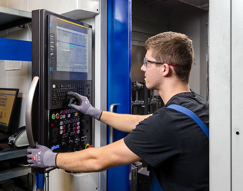 Nick Einhoff an der CNC-Maschine - Ausbildung Metallbauer und Feinwerkmechaniker 2024