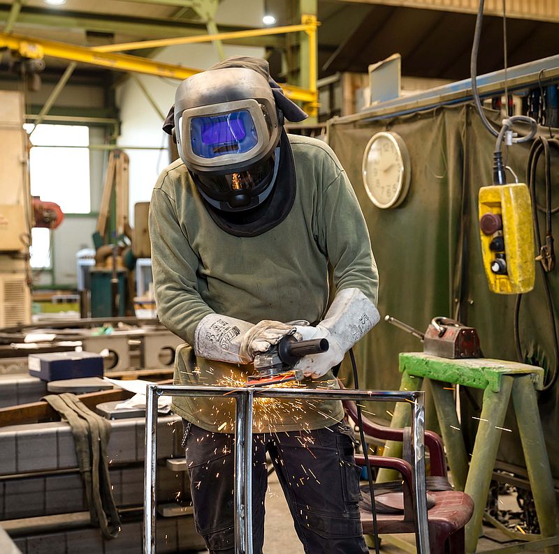 Stefan Lambert schleift ein geschweißtes Bauteil - Ausbildung Metallbauer und Feinwerkmechaniker 2024 Soest