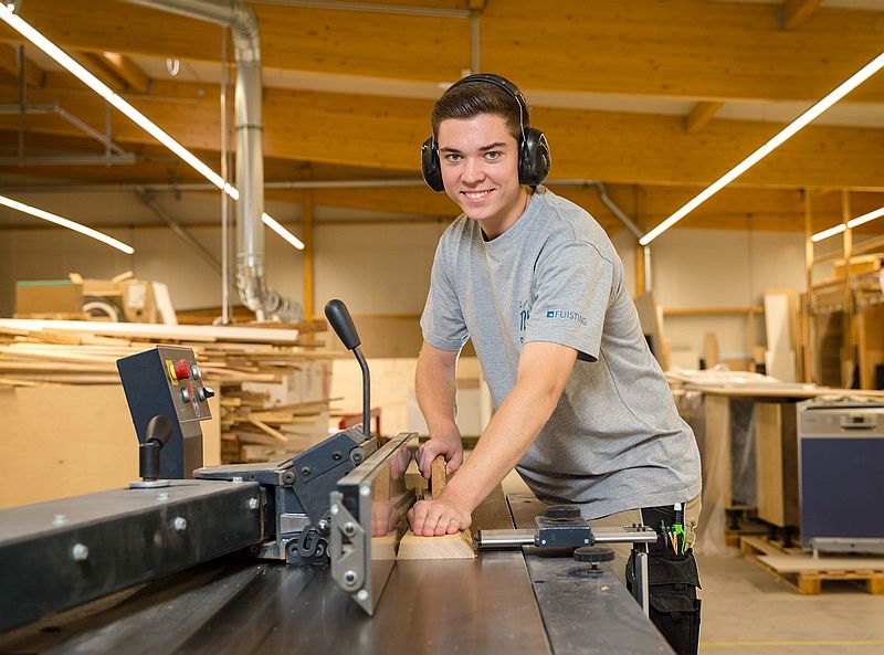 Max Obertrifter in der Werkstatt - Ausbildung Tischler 2024 Soest