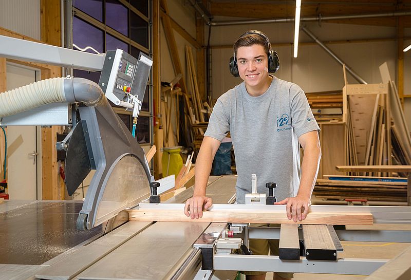 Max Obertrifter an der Kreissäge - Ausbildung Tischler 2024 Soest