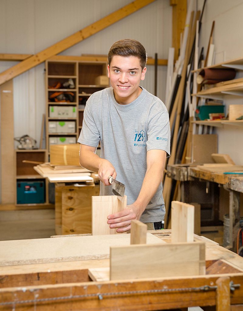 Max Obertrifter schneidet eine Schwalbe mit der Handsäge ein - Ausbildung Tischler 2024 Soest