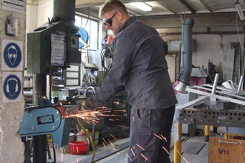 Entgraten eines Geländer-Pfostens - Ausbildung Metallbauer und Feinwerkmechaniker 2024 Lippstadt