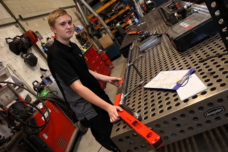 Azubi Linus Strathmann in der Werkstatt - Ausbildung Metallbauer und Feinwerkmechaniker 2024 Hamm