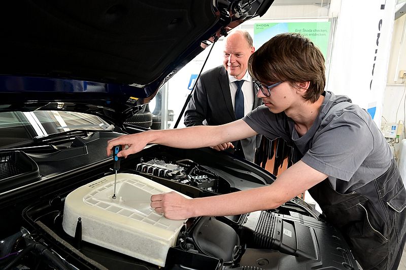 William Post und Julius Franken (hinten) - Ausbildung KFZ-Mechatroniker 2024 Hamm