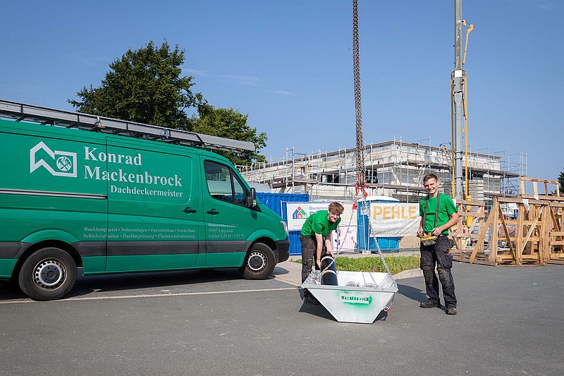 Azubi Davin Bödger (links) und Dachdecker Malte Mackenbrock - Ausbildung Dachdecker 2024