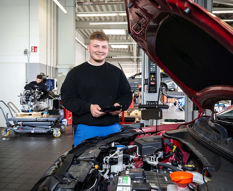 Michael Maurer liest den Fehlerspeicher mit einem Laptop - Ausbildung Kfz-Mechatroniker 2024 Soest