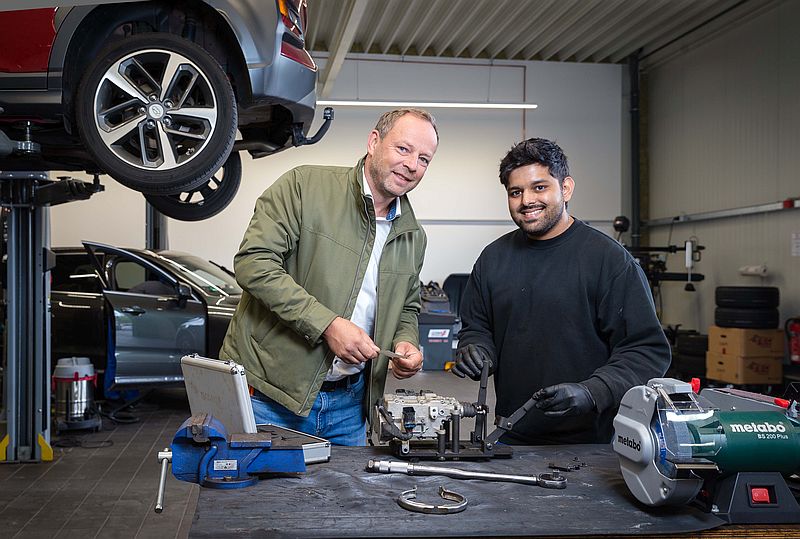 Kfz-Mechatroniker Dilanka Dambawinne (rechts) stellt eine Kupplungsbetätigung ein, während Service-Leiter Andreas Dringenberg ihm dabei über die Schulter schaut - Ausbildung Kfz-Mechatroniker 2024 Soest