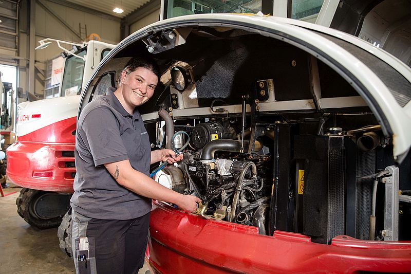 Wartung eines Kettenbaggers - Ausbildung Land- und Baumaschinenmechatroniker 2024