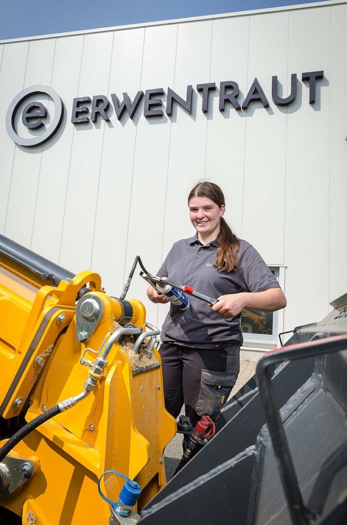 Wartung eines Radladers - Ausbildung Land- und Baumaschinenmechatroniker 2024