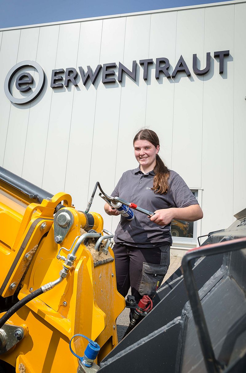 Wartung eines Radladers - Ausbildung Land- und Baumaschinenmechatroniker 2024