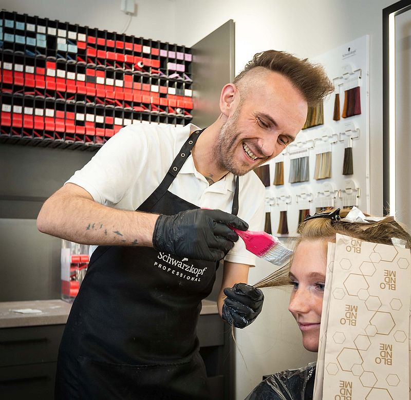 Benjamin "Ben" Baumann beim Colorieren - Ausbildung Friseur 2024 Soest