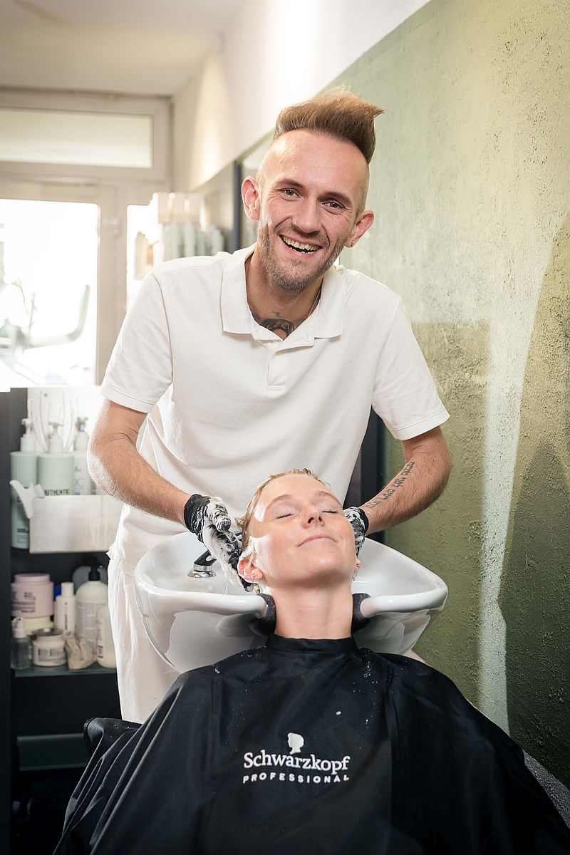 Friseurmeister Benjamin Baumann beim Waschen - Ausbildung Friseur 2024 Soest