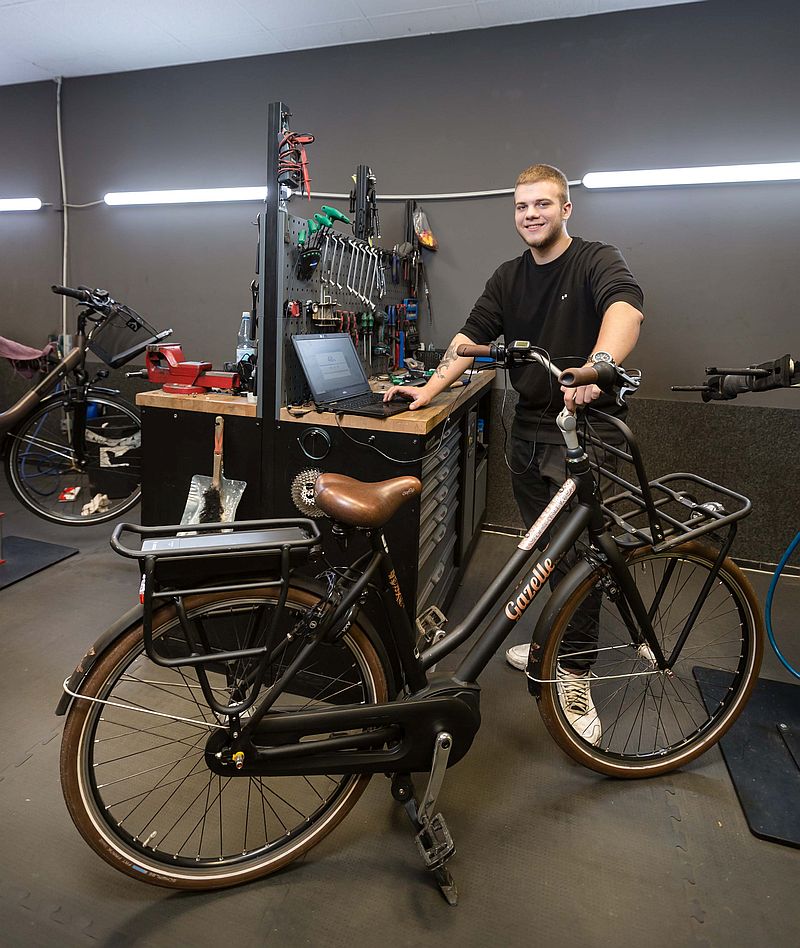 Software Update bei einem E-Bike - Ausbildung Zweiradmechatroniker 2024